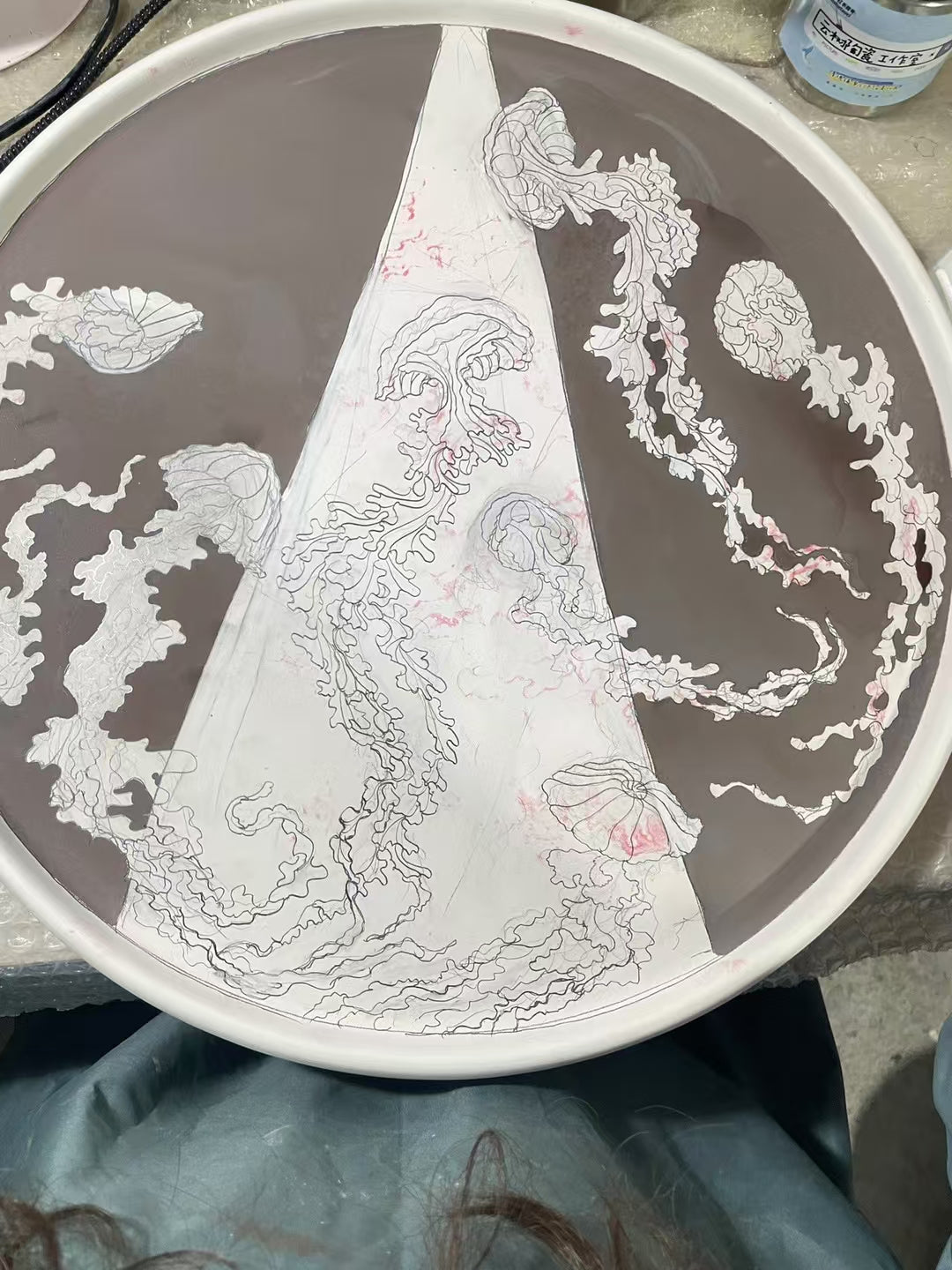 Large-size Light Shafts jellyfish Porcelain decorative plate（customized）